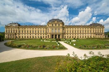Schritt für Schritt - Würzburg am 17.04.2027 in Würzburg Symbolbild für Schritt für Schritt - Würzburg